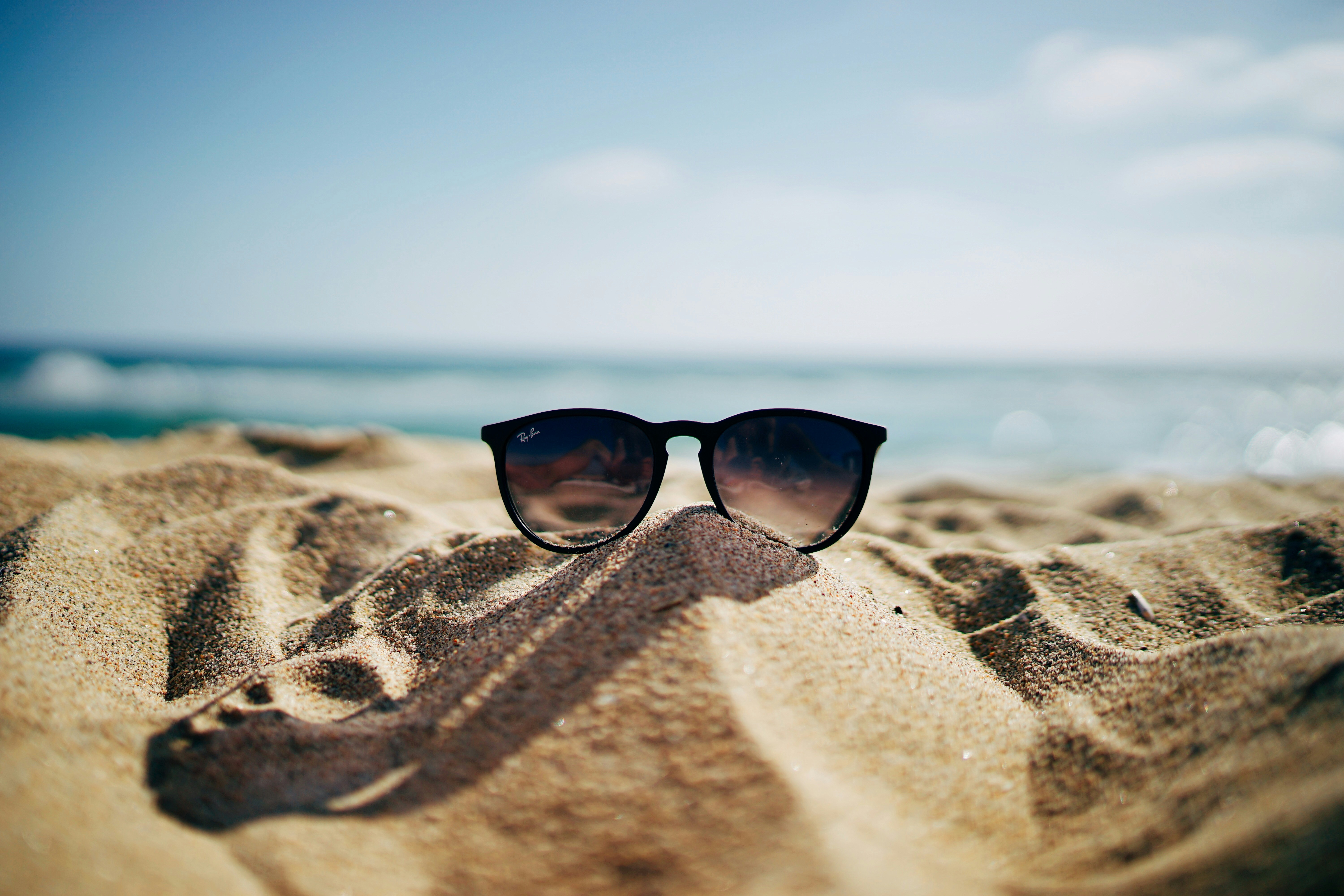 Gafas de sol en la arena